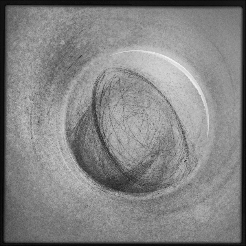 Совместный рисунок создан незнакомыми между собой людьми . Нацарапано на дне чайной чашки. Царапины образовались от помешивания ложкой. Чашка из гостиничного номера.
из серии"внимательно рассмотренный предмет"