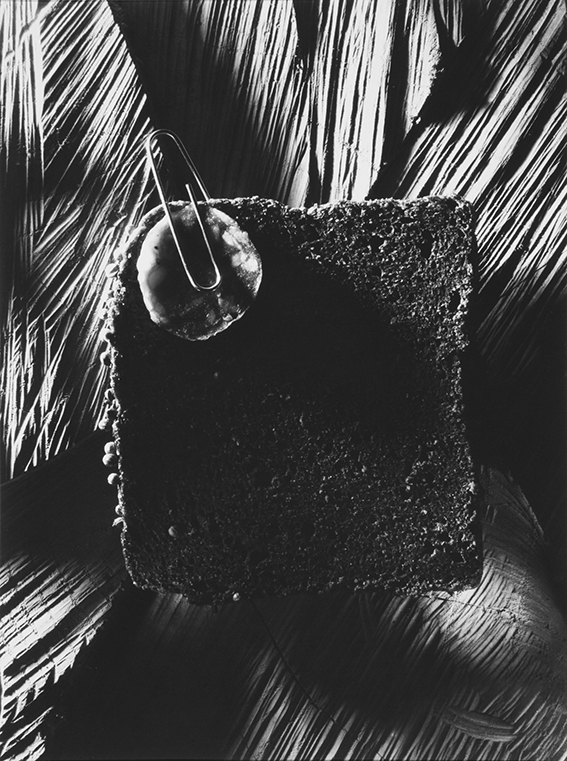 Дачный набор из детства. Зима, печка, дед. Так тепло на душе... Колбаса называлась "московская" , а может быть "дачная". Со временем желаемое могло вытеснить настоящее из памяти, превратив его в необходимое прошлое.